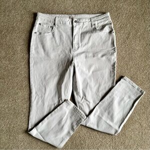 LOGO by Lori Goldstein White Denim Skinny Jeans – Size 14 – Soft Gray Cast